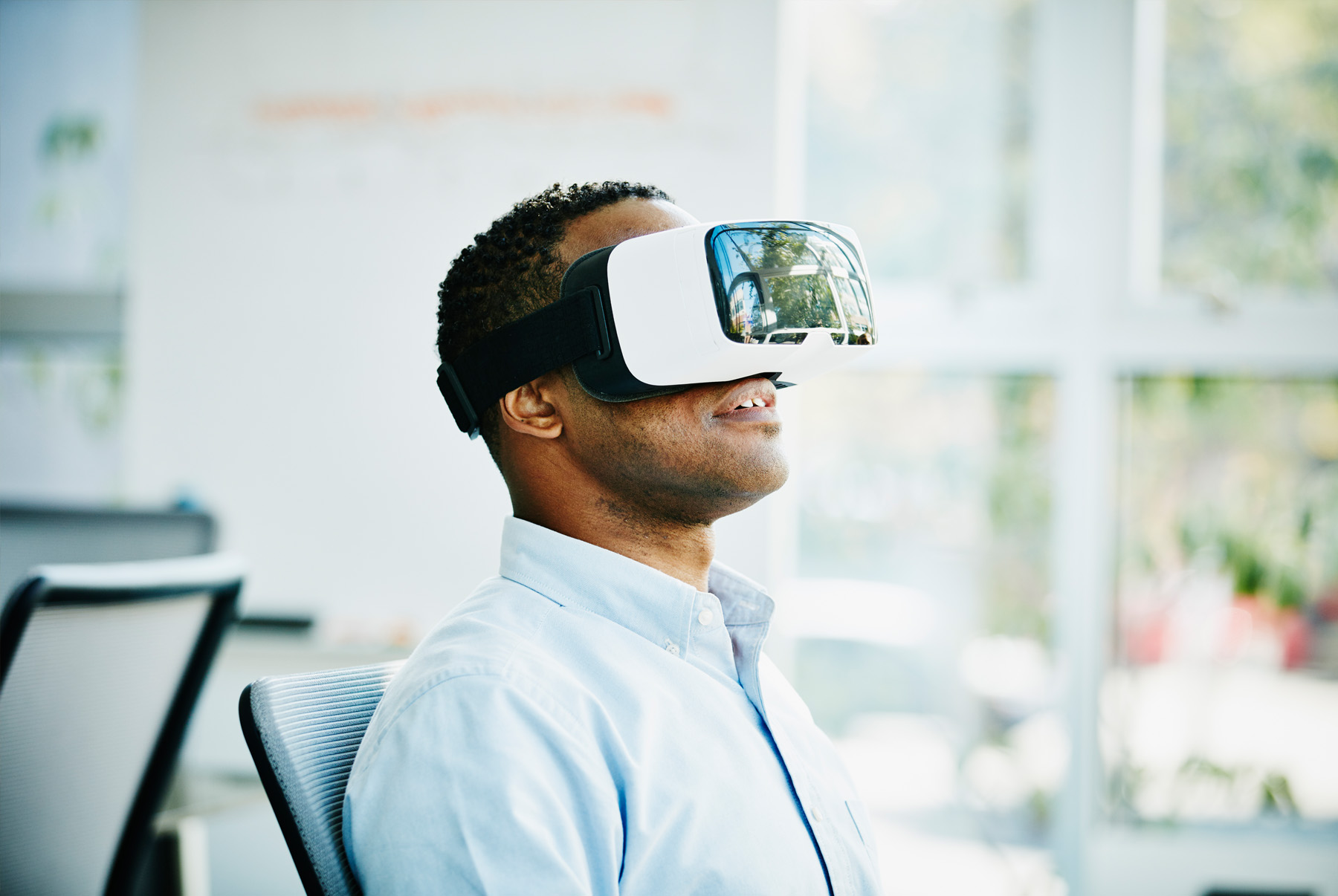 VR-headset-imagine-future-man-office-thumb